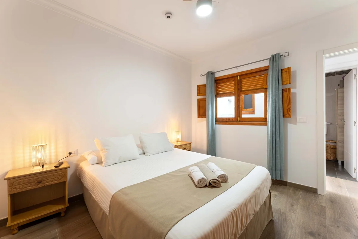 Hauptschlafzimmer mit Doppelbett und Außenfenster