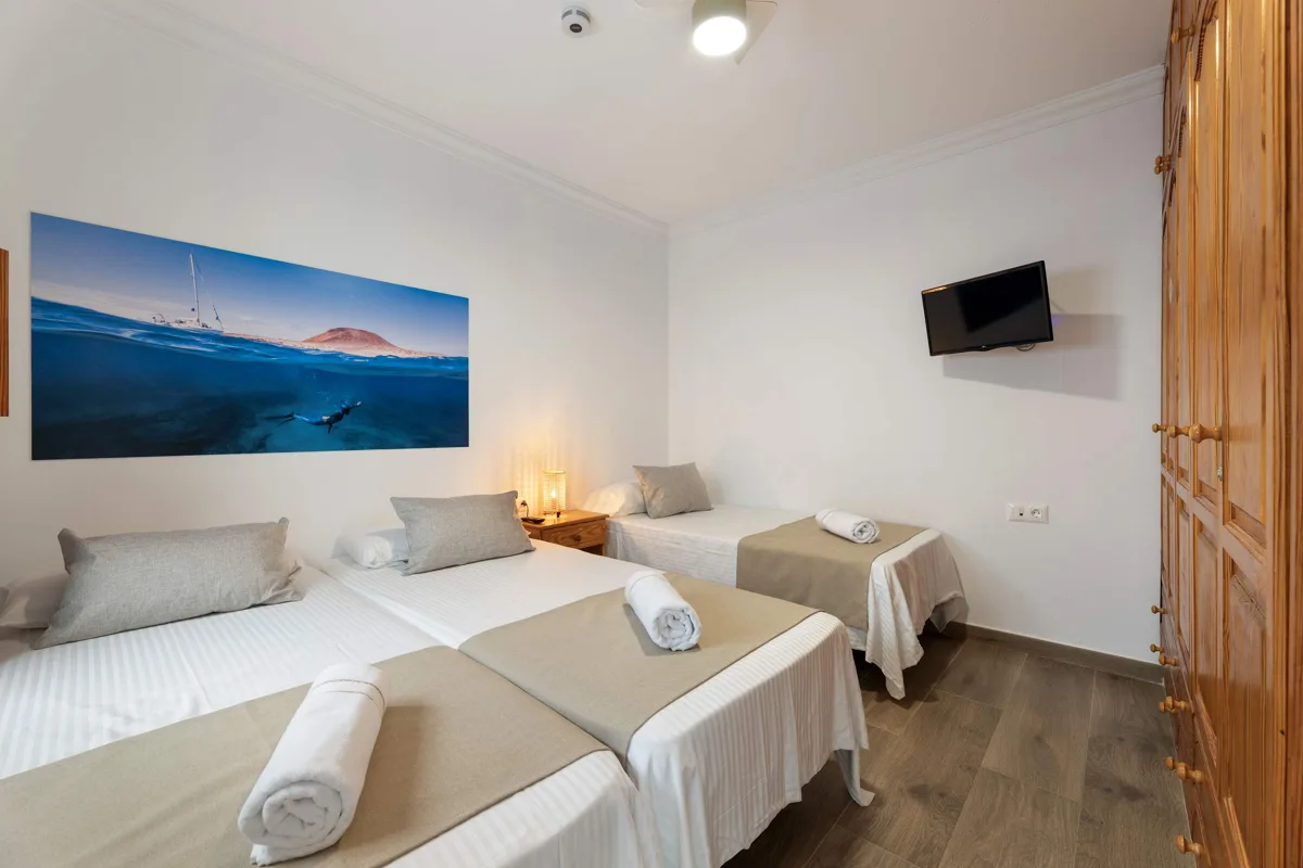 Zweites Schlafzimmer mit drei Einzelbetten