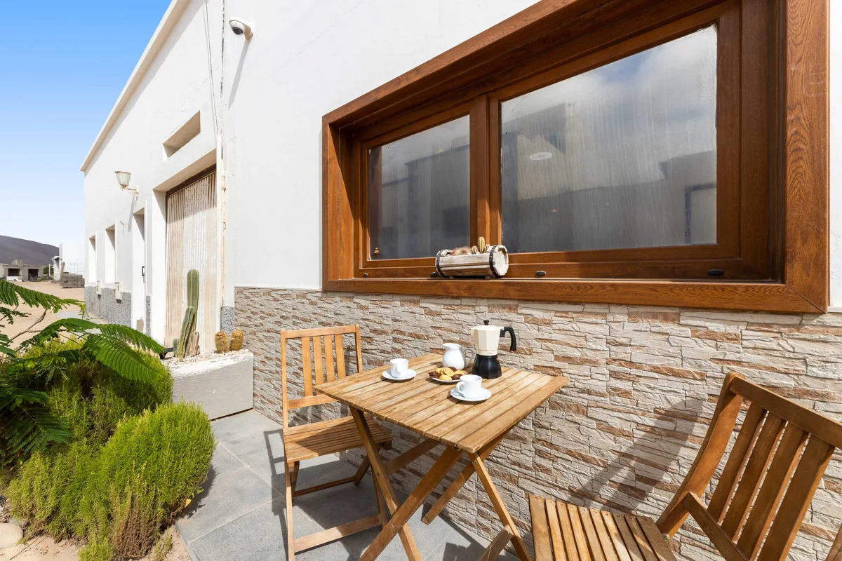 Terrasse mit gedecktem Frühstückstisch