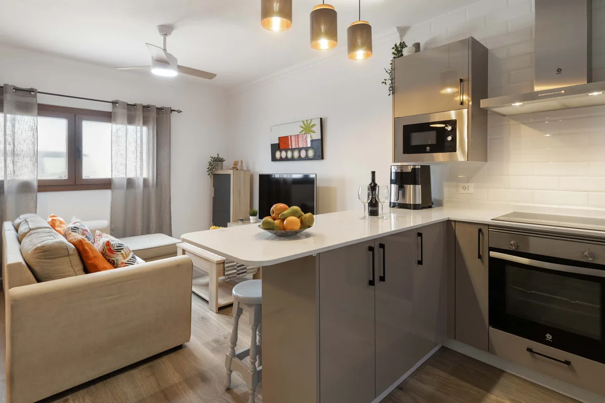 Ausgestattete Küche mit Backofen, Mikrowelle und Theke